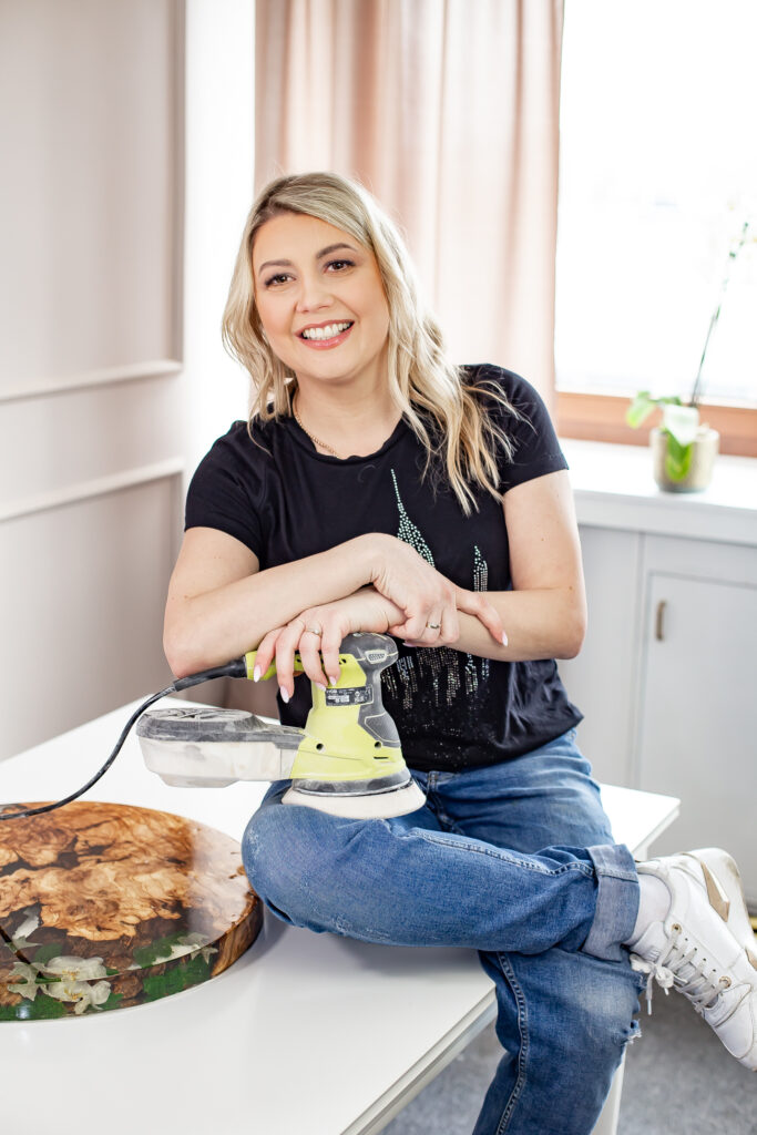 Zegar z żywicy epoksydowej – dekoracja handmade