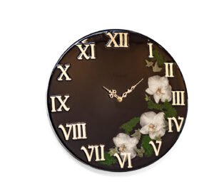 Zegar z kwiatami w glębi